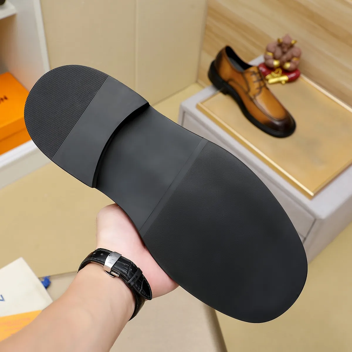 Men's shoes 💰640 💰 Louis Vuitton LV ® Autumn and Winter 🆕 models 🔛Full shoe counter First layer cowhide, 🐂Leather lined casual shoes for men, super soft outsole, essential for driving. Counter synchronization Original first layer cowhide Completely 1:1 mold customization 🌹Top version, color optional! Number: 38-45 (37.46. Customized)